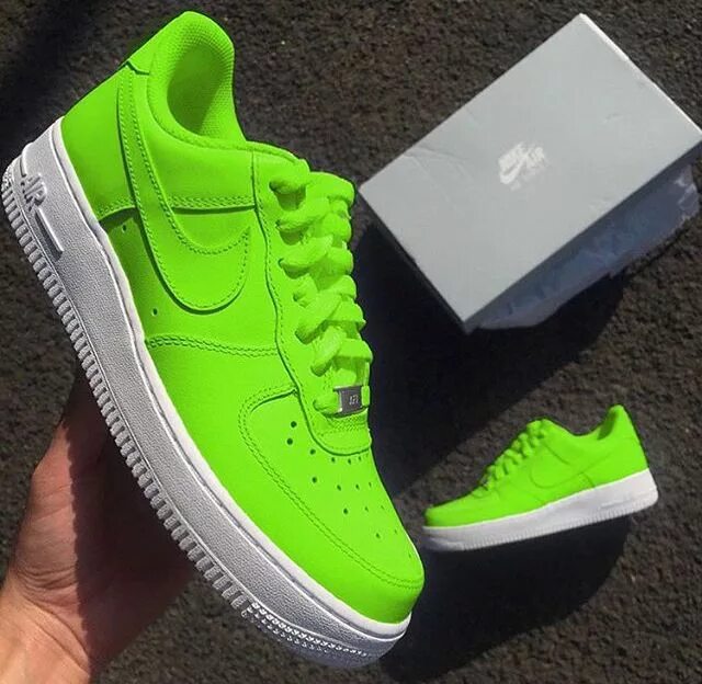 Кроссовки с зеленой подошвой. Nike af1 Green. Nike Air Force 1 Green женские. Nike Air Force 1 зеленые. Найк Эйр Форс Лоу 1 Грин.