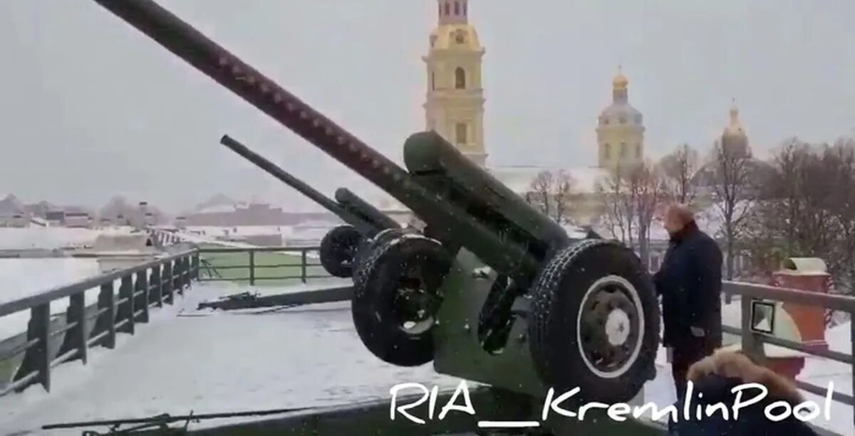 Во сколько стреляют в петропавловской. Пушки Петропавловской крепости в Санкт-Петербурге. Пушки Петропавловской крепости. Полуденный выстрел в Санкт-Петербурге. Пушки с Нарышкина бастиона Петропавловской крепости.