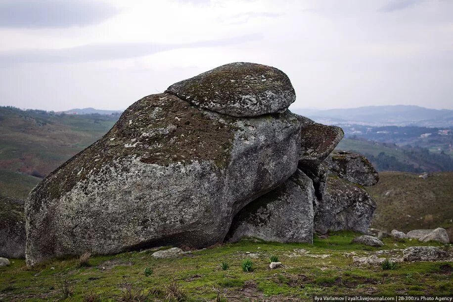 Камень. Большой валун. Крупные камни. Каменная глыба.