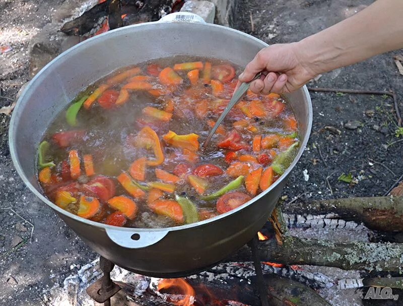 Шулюм на костре в казане. Шурпа в казане на костре. Шурпа из баранины в казане на костре. Суп Шурпа на костре в казане.