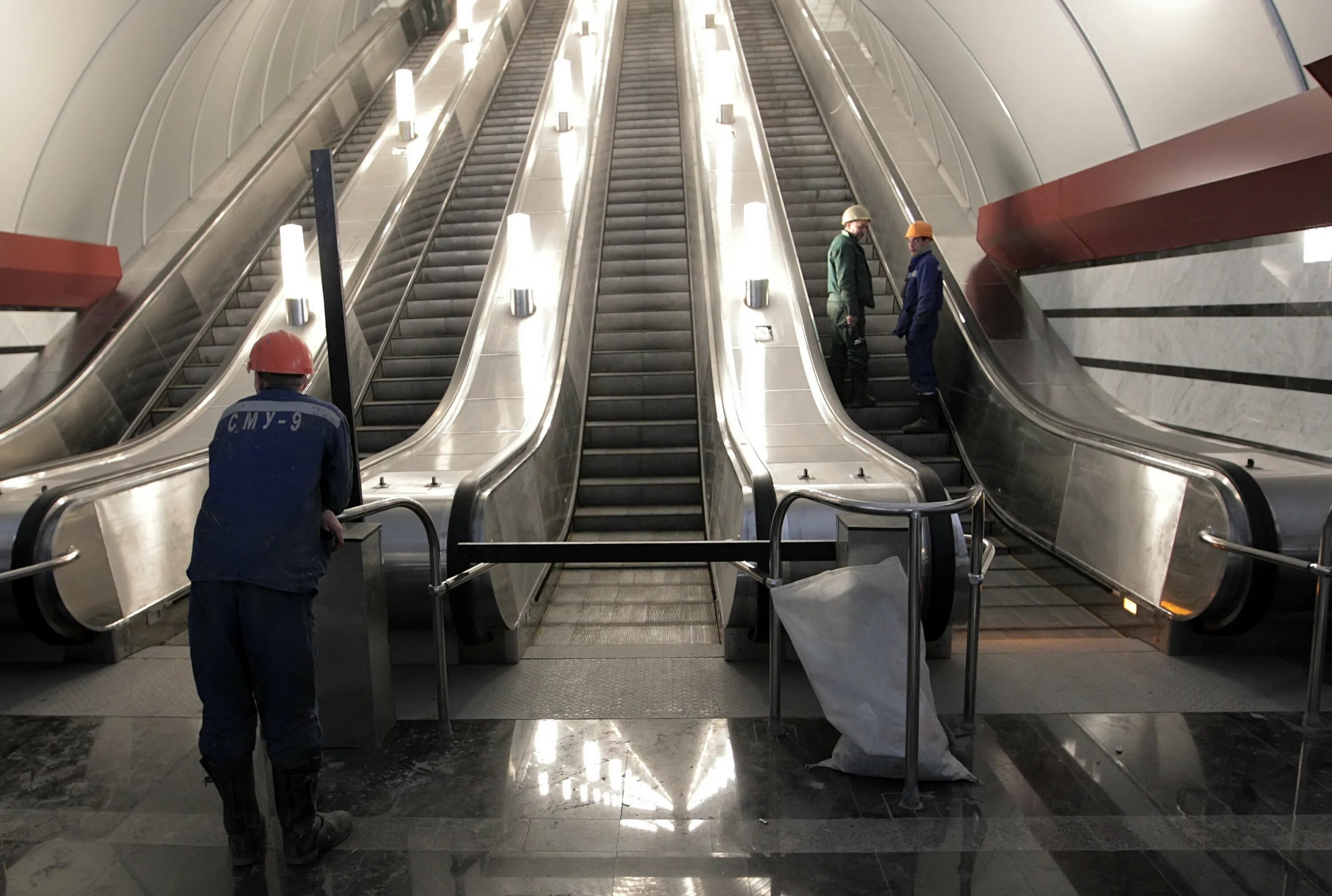 Эскалатор метрополитена поднимает неподвижно. Станция метро Обводный канал эскалатор. Станция метро парк Победы эскалатор Санкт-Петербург. Метро парк Победы эскалатор. Станция метро парк Победы эскалатор.