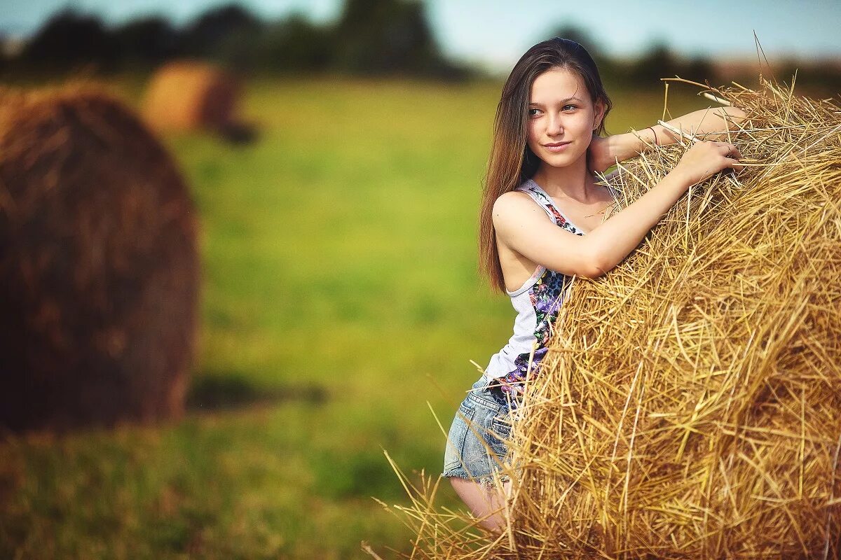 Песня сене сене на телефон. Фотосессия в поле. Фотосессия в поле с сеном. Девушка на стоге сена. Фотосессия со стогом сена.