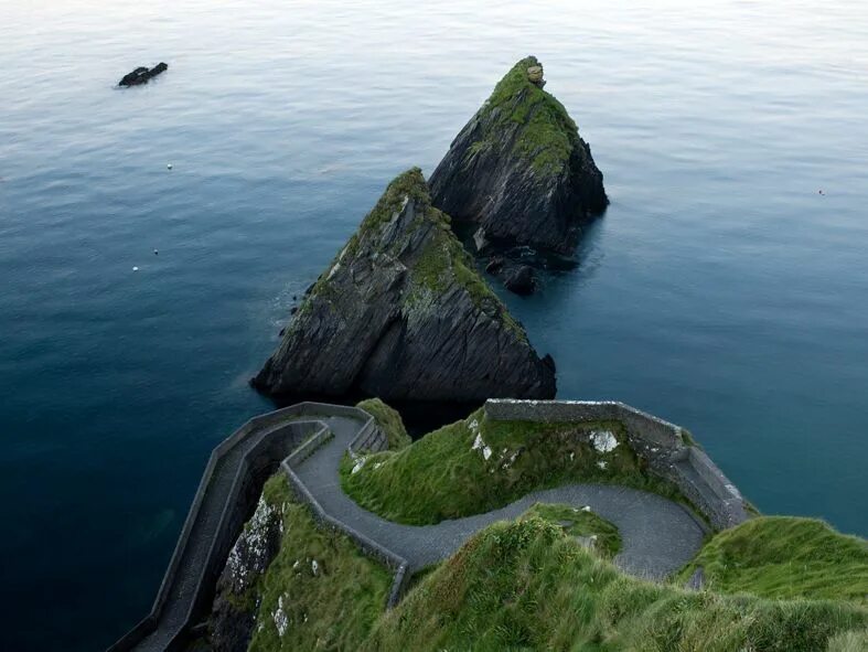 Two large islands. Остров Грейт бласкет. Остров Аран Ирландия. Грейт бласкет Ирландия. Аранские острова Ирландия.