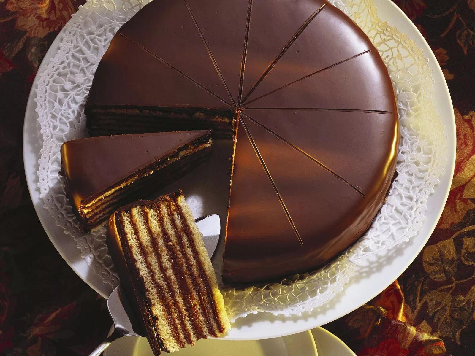 Шоколадная глазурь рецепт в домашних. Блестящая шоколадная глазурь. Шоколадная глазурь фото. Торт шоколадный принц. Торт круглый шоколадный.