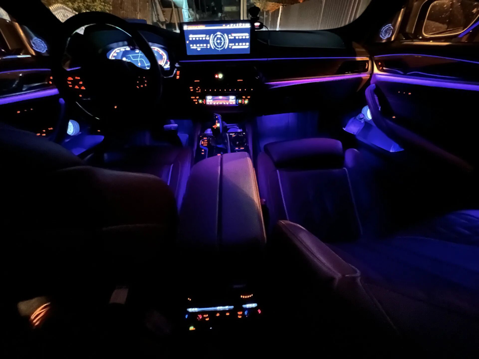 Bmw m5 g30 салон. Подсветка bmw g30. Bmw g30 подсветка салона. Bmw 5 g30 подсветка салона. Bmw g30 подсветка салона.