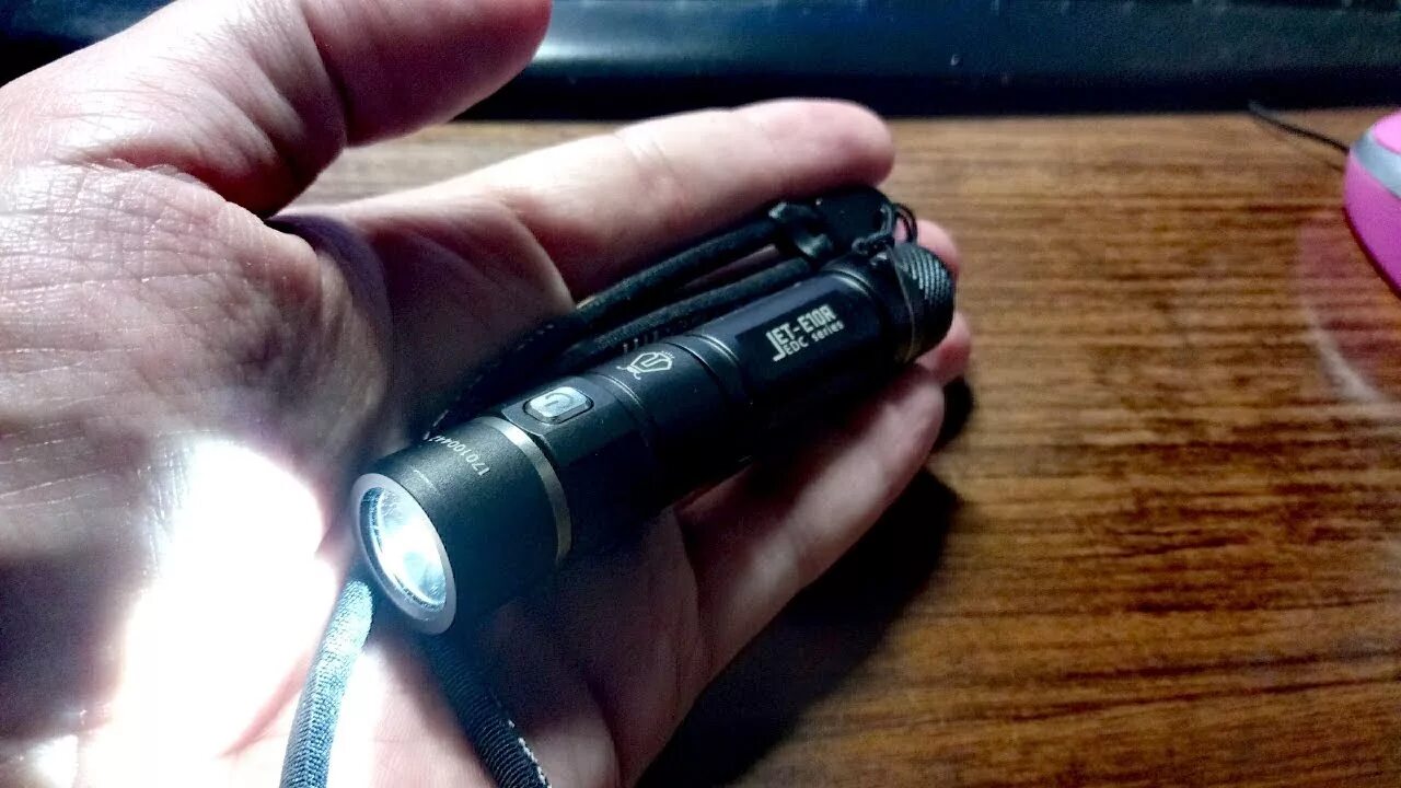 Фонарь usb c. Фонарик jetbeam e10r. фонарь jetbeam ssr50 зарядка. фонарь с кабелем. мощный фонарик ручка с зарядкой от usb.