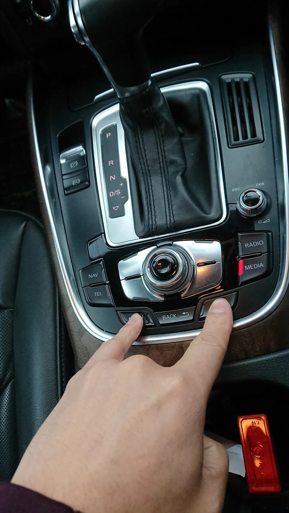 Блютуз в ауди q5. Блок блютуз ауди q5 2013. Audi a4 b8 мультимедиа. Блютуз на audi q7 2008. Audi q5 2008 audio system aux.