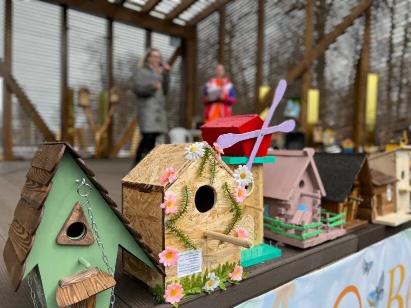 Скворечник двухэтажный. Конкурс скворечников. Конкурс скворечников. Конкурс скворечников в детском саду. Скворечник для птиц.