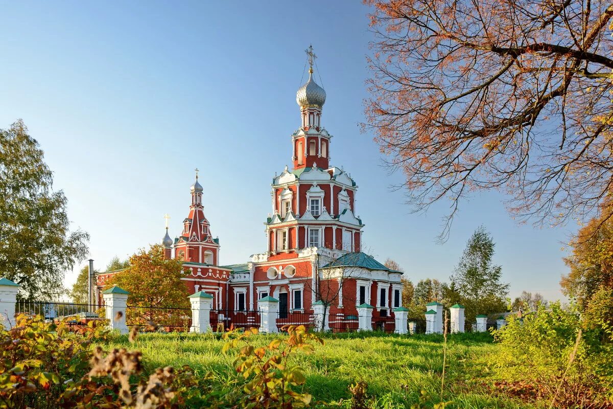 Чем знаменита московская область. Смоленский храм Софрино. Храм в Софрино Московской области. Софрино Церковь Смоленской Божьей матери. Церковь Смоленской иконы Богоматери в Софрине.