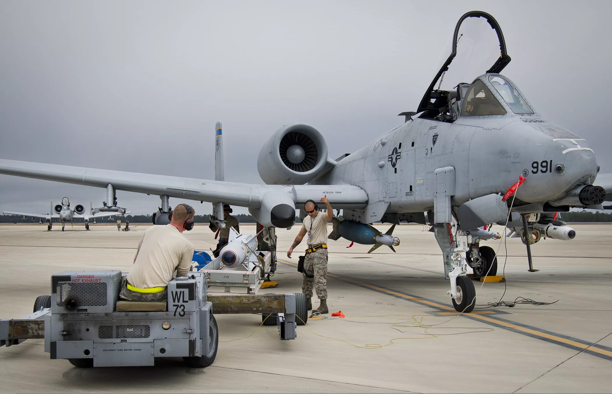 A-10 Thunderbolt. Thunderbolt а 10 беспилотник. AGM-65 Maverick. A-10 Thunderbolt двигатели. 3a 10b 2