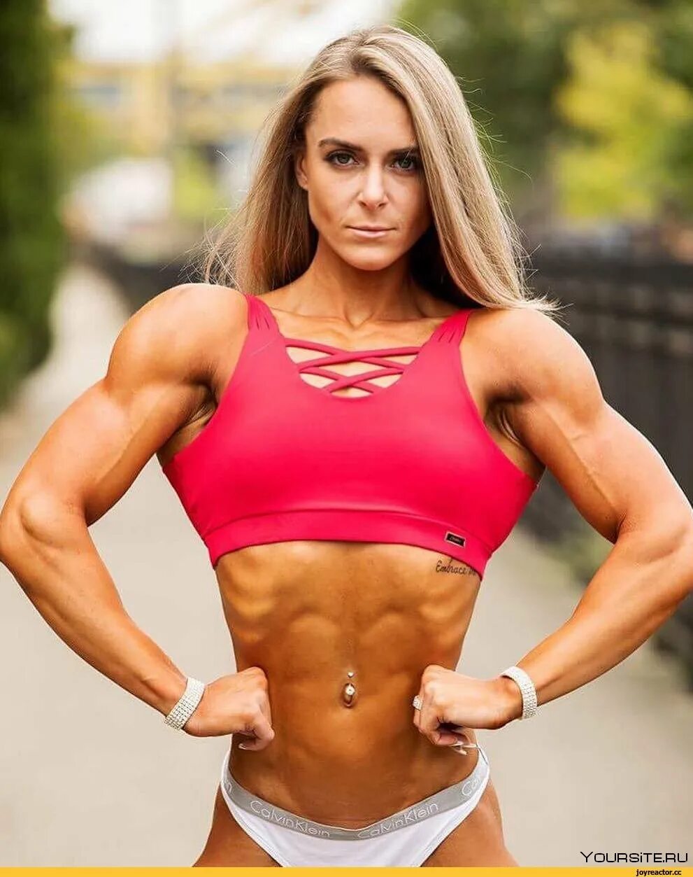 Blakelee ortega бицепс. Девушка с мышцами. Know your place muscular girl. Накаченные девочки. Кроссфит спортсменки.