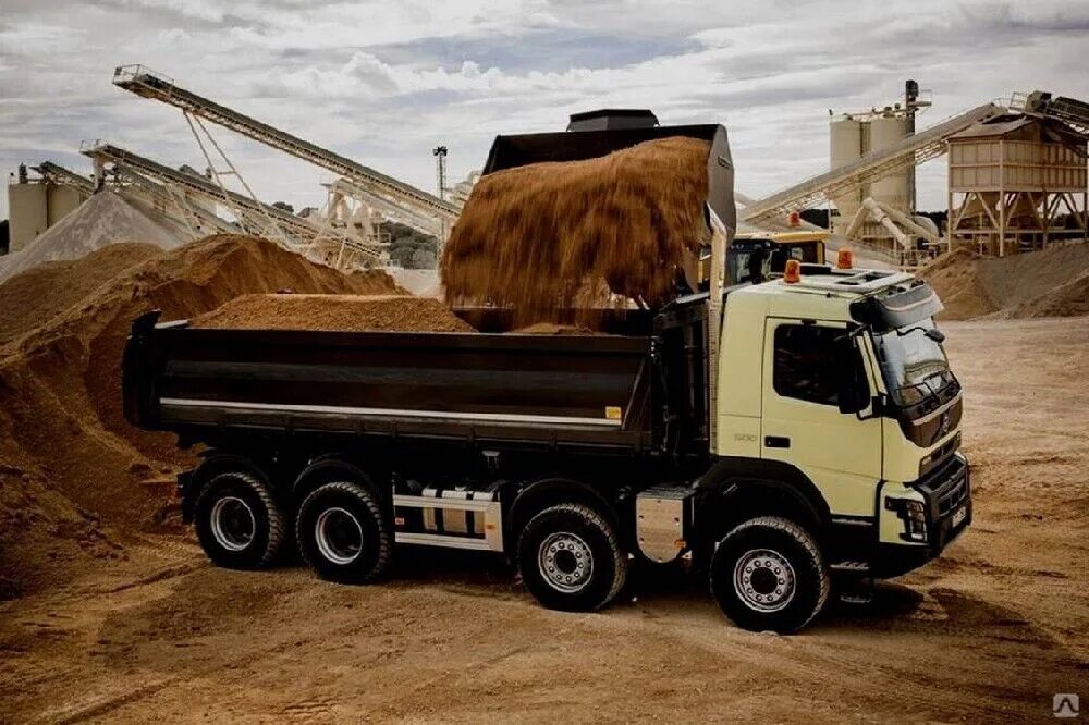 Нерудные материалы спб. Volvo FMX 8x4. Щебень самосвал Вольво. Самосвал Скания инертные материалы. Volvo fm 8x4 самосвал.