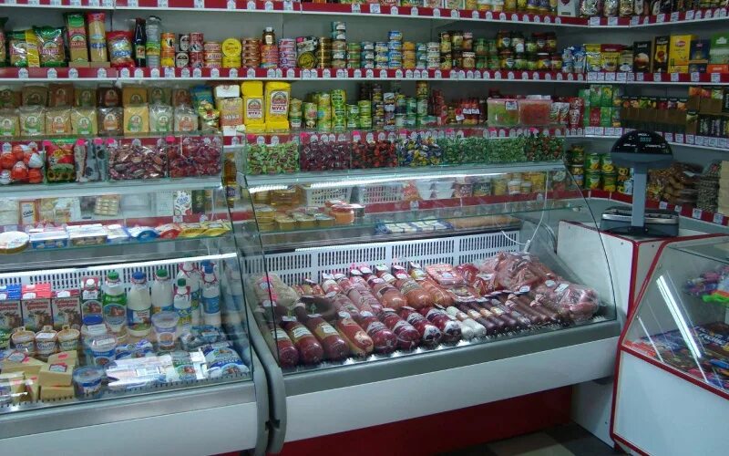 Продажа прод. Выкладка товара в маленьком продуктовом магазине. Выкладка в продуктовом магазине. Витрина с продуктами. Витрины для выкладки.