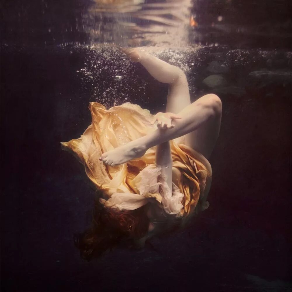 Сыр тонет в воде. Брук Шейден. Brooke Shaden фотограф. Девушка под водой. Девушка в воде.