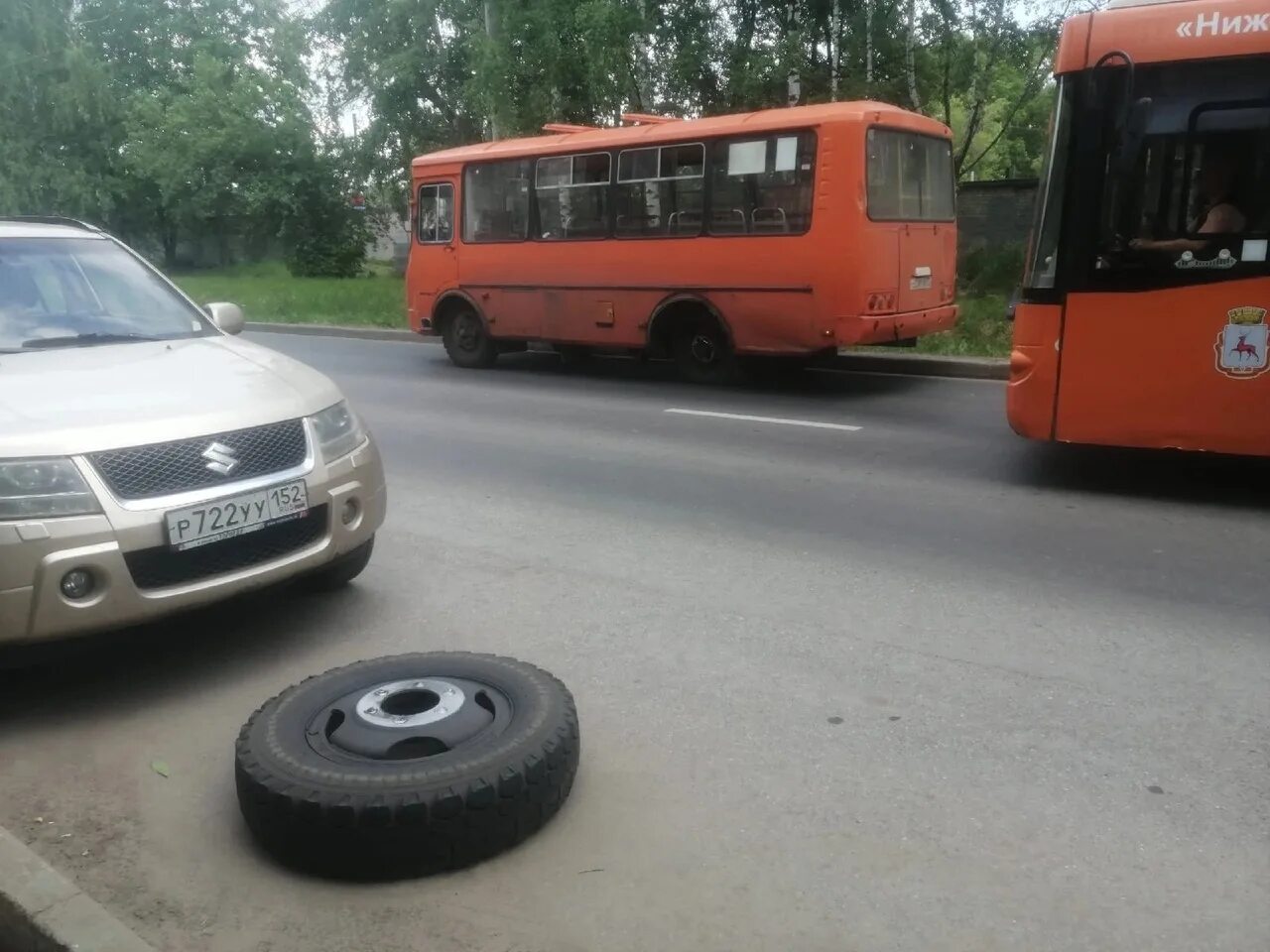 Маршрутка. Машина маршрутка. Колесо маршрутки. Автобус едет. 301 маршрутка нижний новгород