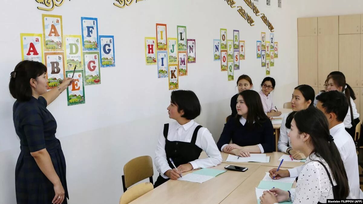 Мугалимдер. Мугалим рисунок. Мугалим для детей. Учителя Казахстана.