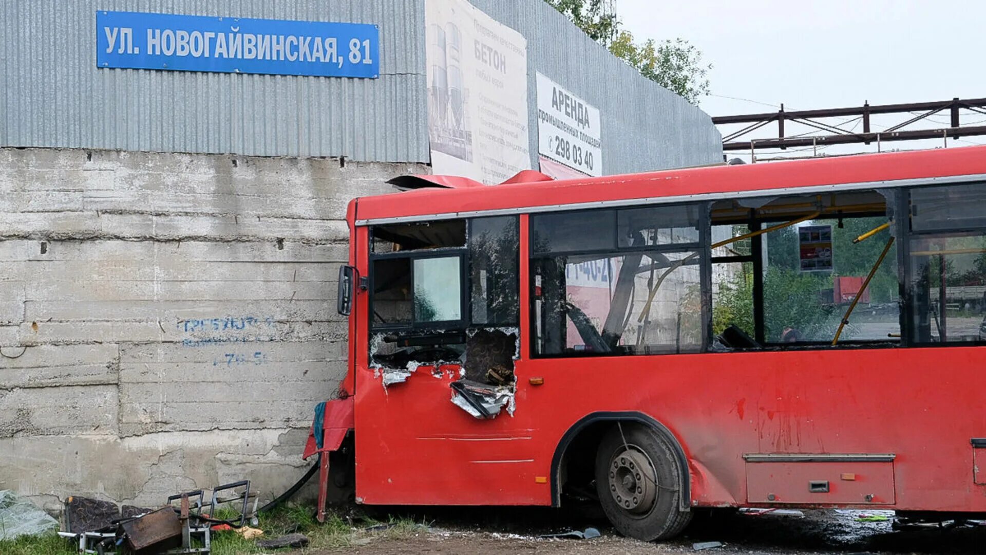 Автобус врезался в стену в Перми. Автобус на Гайве въехал в стену. Автобус в стене.