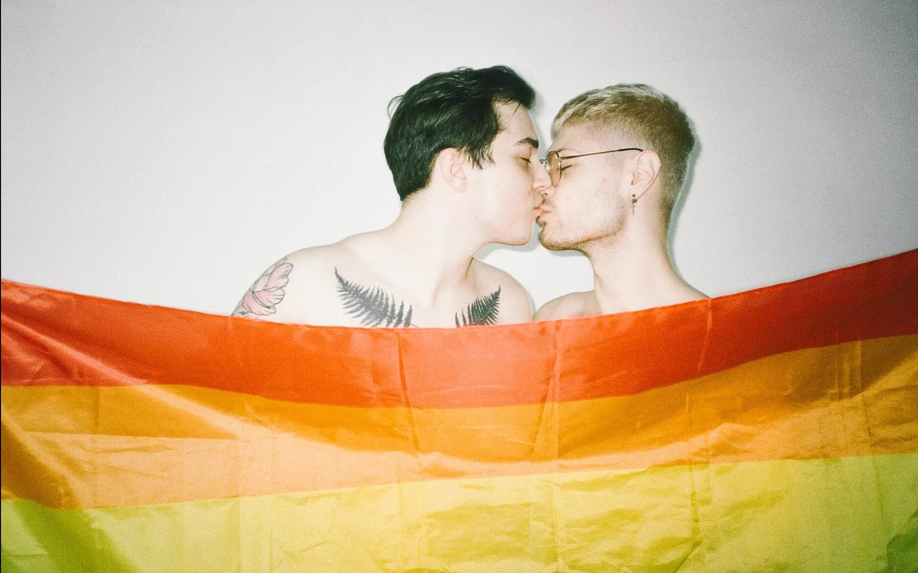 Натурала делают геем. Парень с флагом.