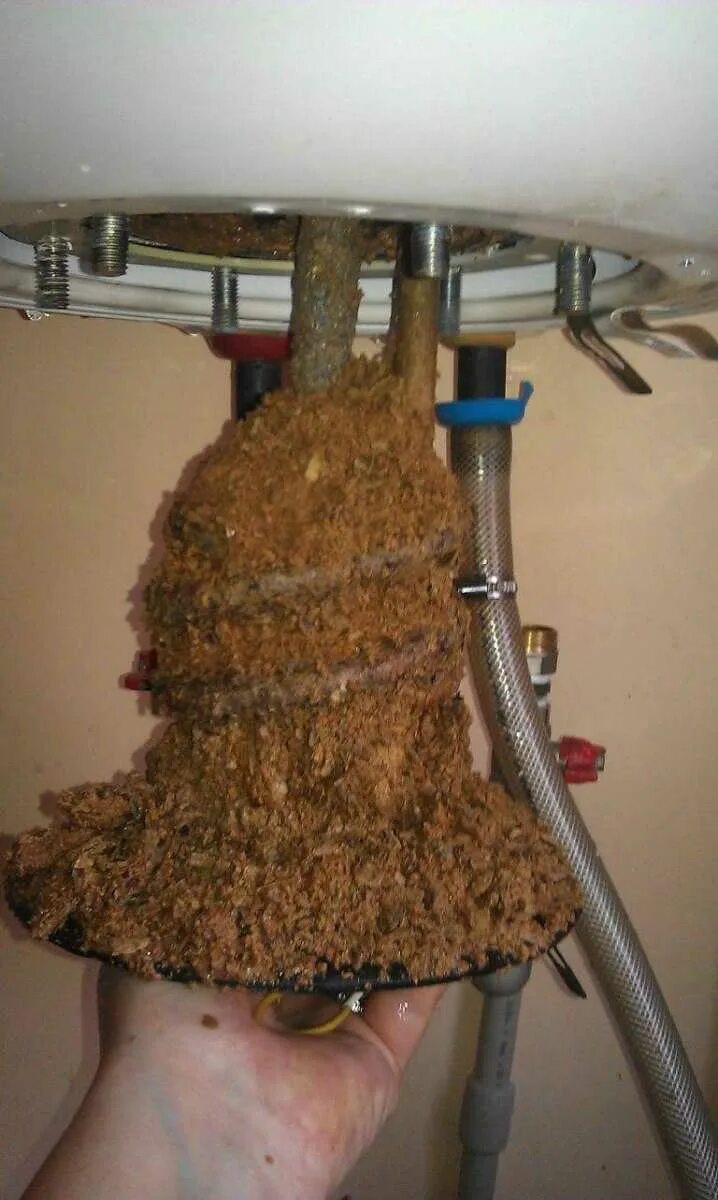 Чистка бойлера поларис 50 литров. Как почистить водонагреватель. Чистка бойлера от накипи. Потёк водонагреватель аристон. Бойлер haier промывка.