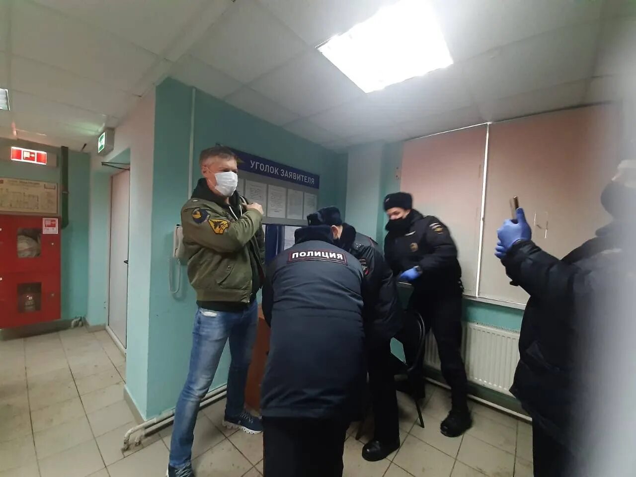 Арестовывать форум. Ройзман арест. Ройзман и полиция фото. Арестовывать форум. Суд арестовал подозреваемого в убийстве сотрудника.