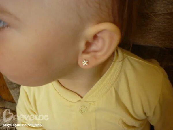 Прокалывание ушей детям. Прокол ушей детям до года. Проколотые уши у детей до года. Во сколько месяцев девочки можно проколоть. Во сколько месяцев девочки можно проколоть.