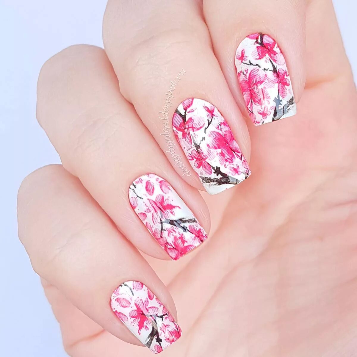Розовые ногти с цветочками. Весенние ногти. Маникюр розовый с цветочками. Цветы Сакуры на ногтях.