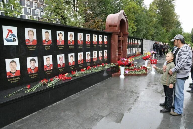 09. Хоккейная команда локомотив ярославль катастрофа. Як 42 катастрофа ярославль локомотив. Крушение самолета команда локомотив. Крушение самолета команда локомотив.