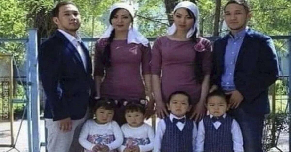Близнецы вышли замуж. Близнецы женатые на близнецах. близняшки вышли замуж за близнецов. близнецы женились на близняшках и родили близнецов. пары близнецов женатые на близнецах.