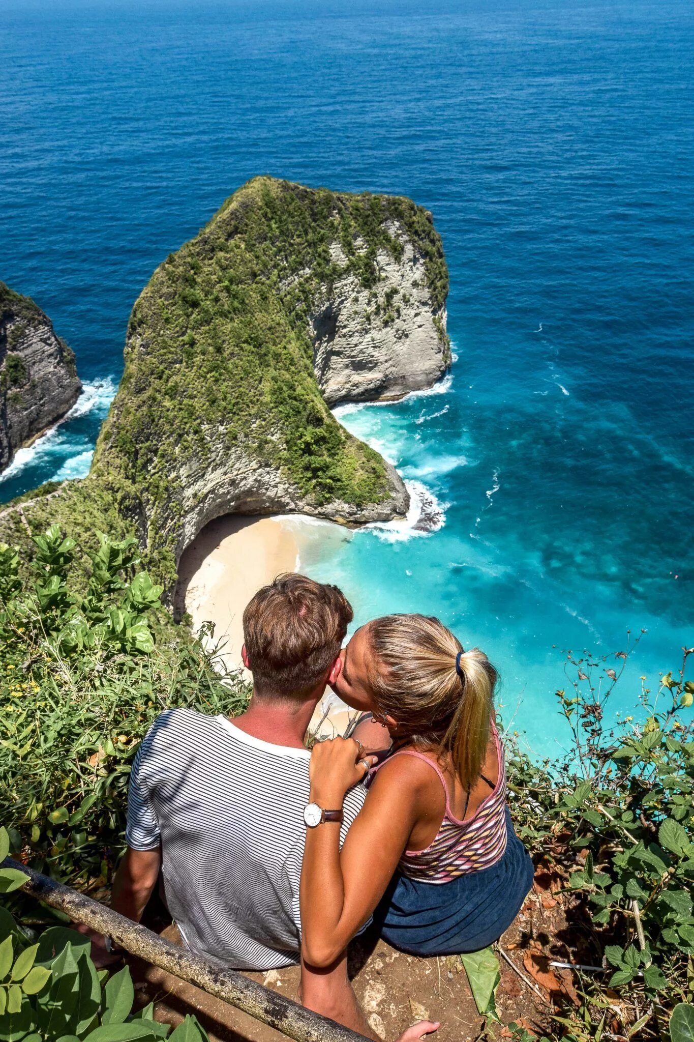 Пара ост. Kelingking Beach Нуса Пенида. Пара на Бали. Влюбленные пары на Бали. Двое на Бали.