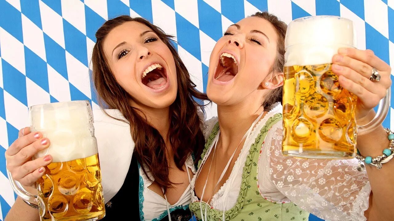 Человек пьет пиво. Большая перемена леонов пиво. Девушки выпивают. Девчонки с пивом веселые. Двое мужчин в баре.