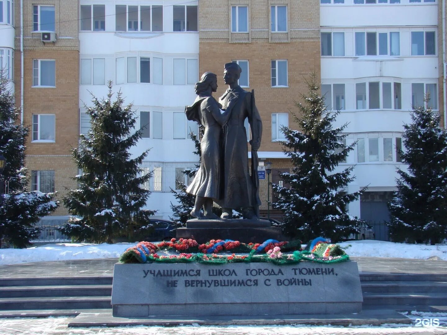 Памятник прощания. Тюмень памятник учащимся школ города Тюмени. Памятник в Тюмени учащимся школ не вернувшихся с войны. Обелиск Тюмень памятники. Монумент прощание Тюмень.