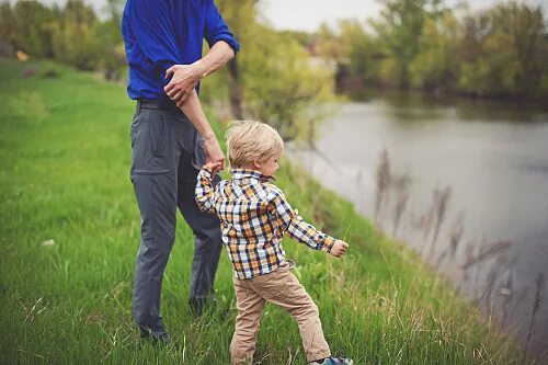 Старший и младший брат. Старшая сестра и младший брат. Мой старший брат. Мальчик защищает девочку картина. Мальчик отсосал у старшей сестры.