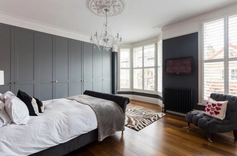 Серые стены серый шкаф. Серый шкаф в спальне. Серые стены белый шкаф. Серые стены серый шкаф. Интерьер с серыми стенами и белой мебелью.