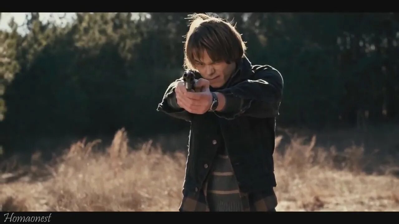 Stranger in the way. Джонатан байерс осд. чарли хитон stranger things. джонатан stranger things. джонатан очень странные дела.