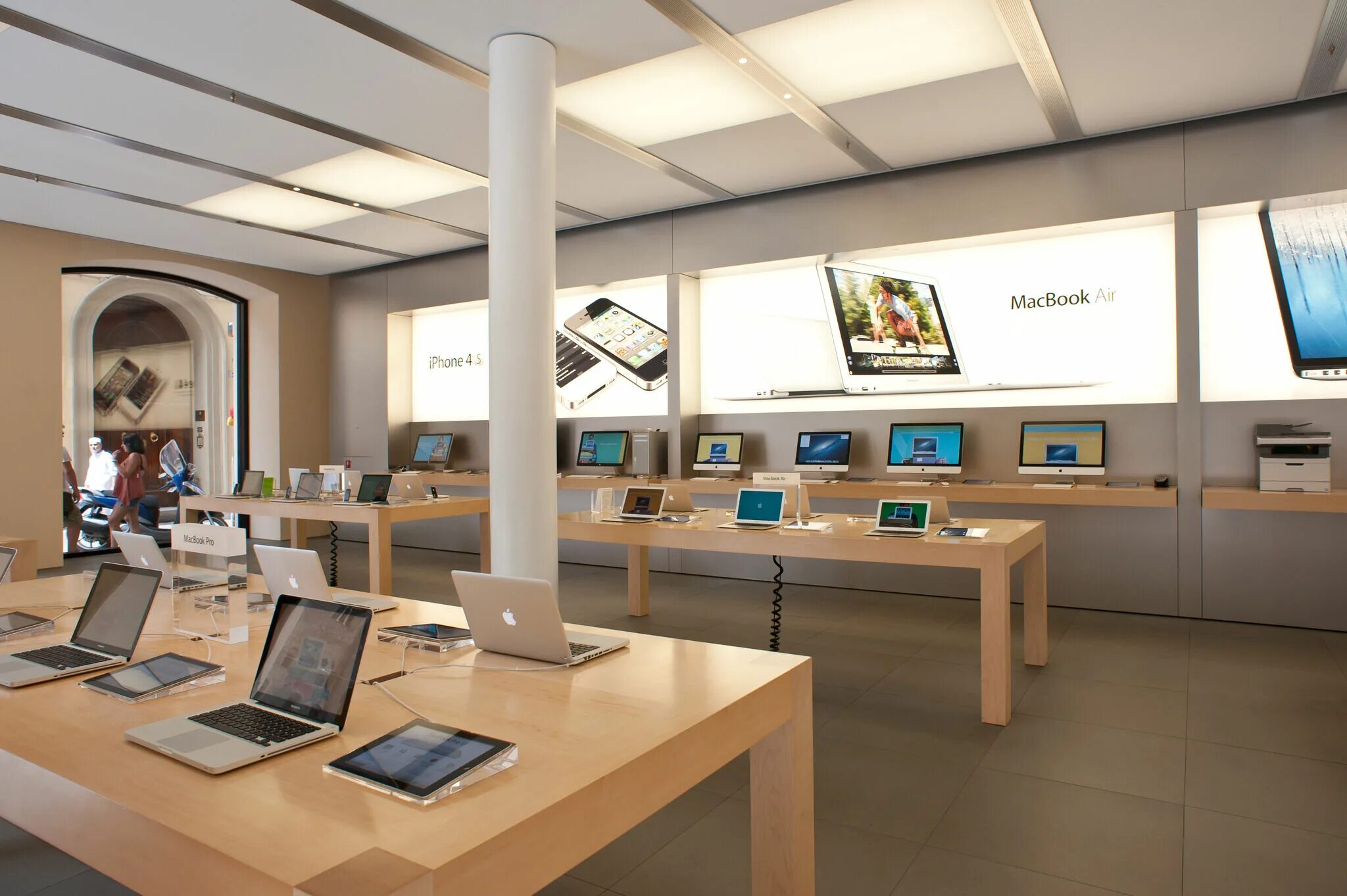 Эпл стор цена. Apple Store 2021. Apple Store 2022. Apple Store 2005. Apple Store в 2002.