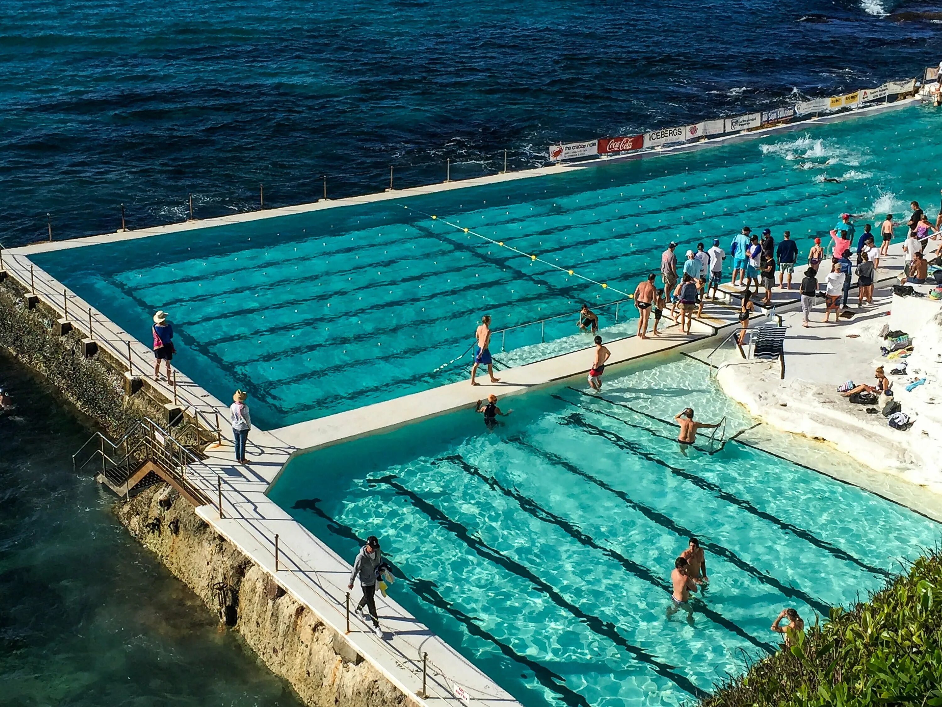 Бассейн с соленой водой. Бассейн в Сиднее Bondi. Австралия бассейн Бонди. Бассейн Бонди Бич Сидней. Открытый бассейн Bondi Icebergs.