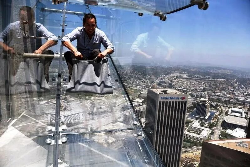 Высота последнего этажа. Стеклянная горка Skyslide, Лос-Анджелес, США. Лос Анджелес смотровая площадка OUE Skyspace la. Стеклянная горка на небоскребе Лос Анджелес. Американские горки на высоте в Лос Анджелесе.
