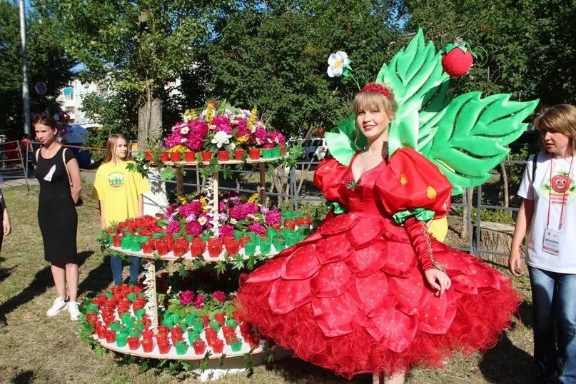 Когда в москве фестиваль клубники. Когда в москве фестиваль клубники. Фестиваль клубники во владивостоке. Когда в москве фестиваль клубники. Фестиваль клубники.