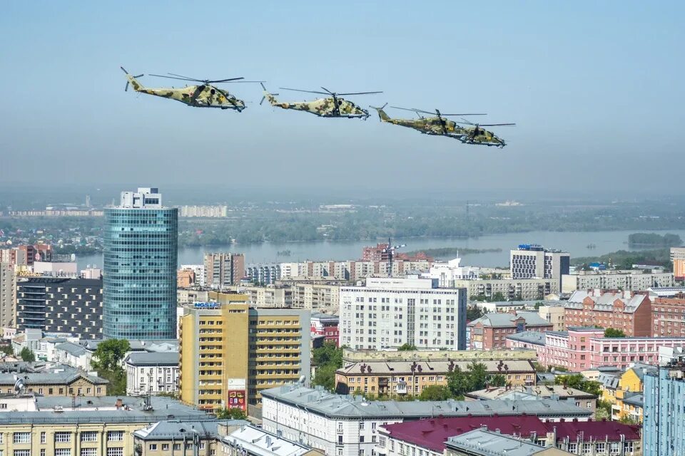 10. Вертолет над городом. Вертолеты над новосибирском сегодня. Истребитель над городом. Вертолет над новосибирском.