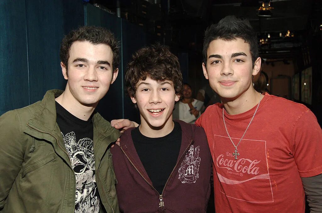 Получить брата. Jonas brothers 2006. Братья Джонас 2006. Джоджо братья Джонас. Jonas brothers leave before.