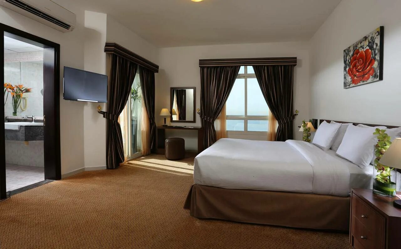 Отель рамада бич аджман в эмиратах. Рамада аджман бич 4. Отель ramada by wyndham beach hotel ajman. Ramada by wyndham beach hotel ajman 4 оаэ. Ramada hotel suites by wyndham ajman, аджман 4.