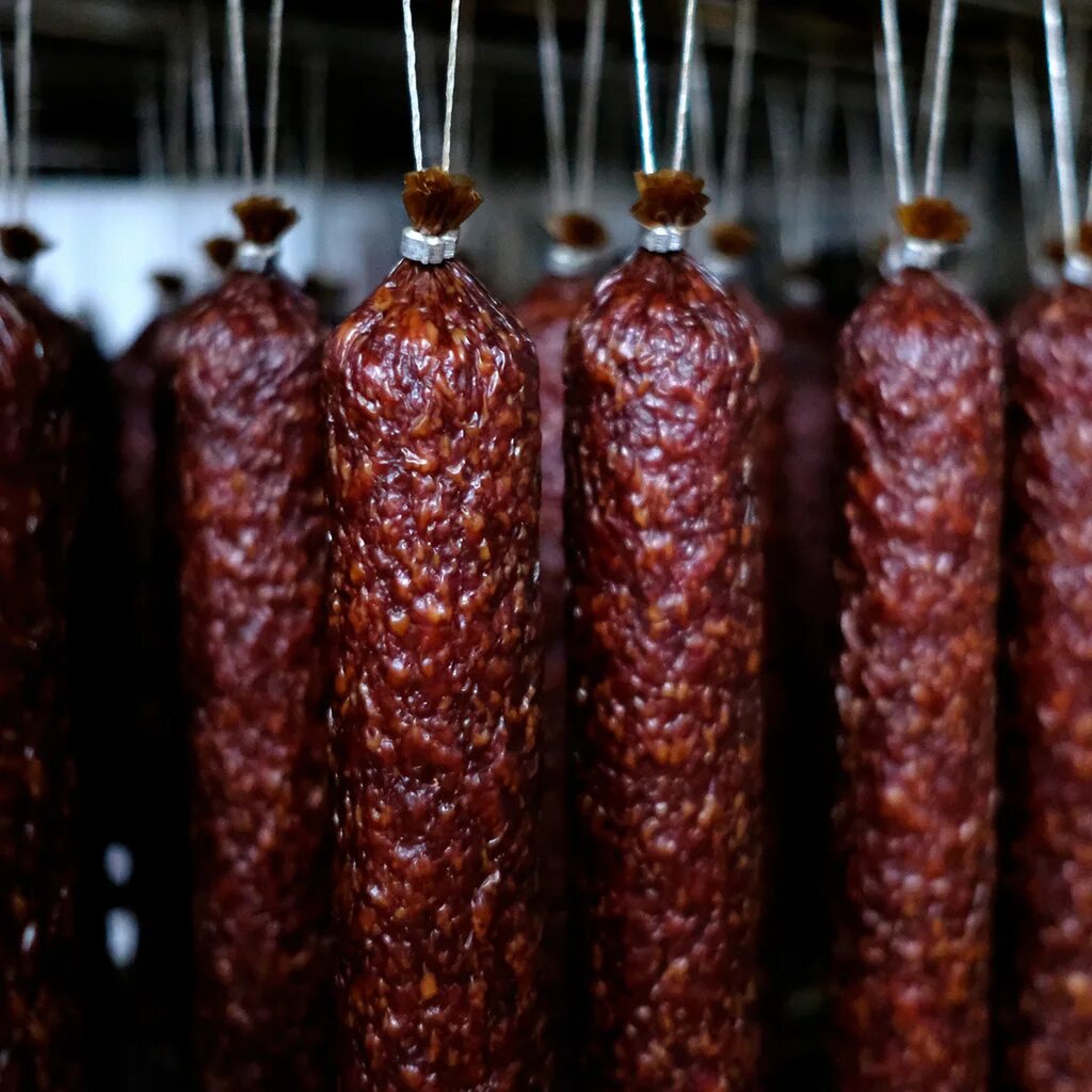 варка колбас на производстве. колбаса в колбасном цеху. копчение колбасы камера. хранение колбасных изделий. оборудование для колбасного цеха.