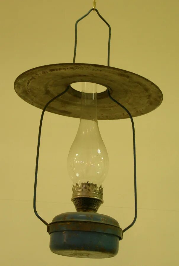 антикварная фарфоровая керосиновая лампа кузнецова. керосиновая лампа 19 век. керосиновая лампа 19 века. керосиновая лампа 19 - 20 век. антикварная керосиновая лампа 19 века.