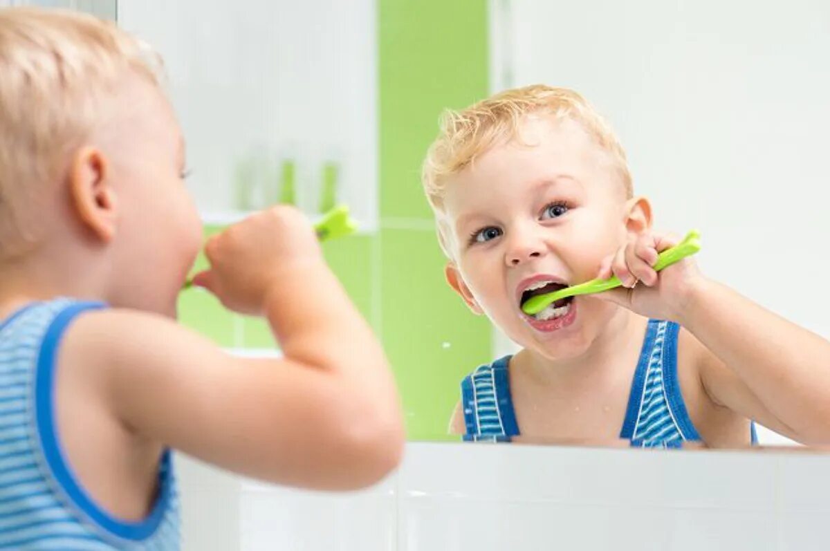 Ребенок чистит зубы. Гигиена рта для детей. Зубная щетка для детей. Ребенок я сам.