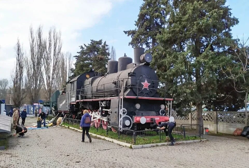 Смерть фашизму севастополь бронепоезд. Севастополь поезд памятник. Паровоз севастополь. Паровоз севастополь. Бронепоезд железняков севастополь.