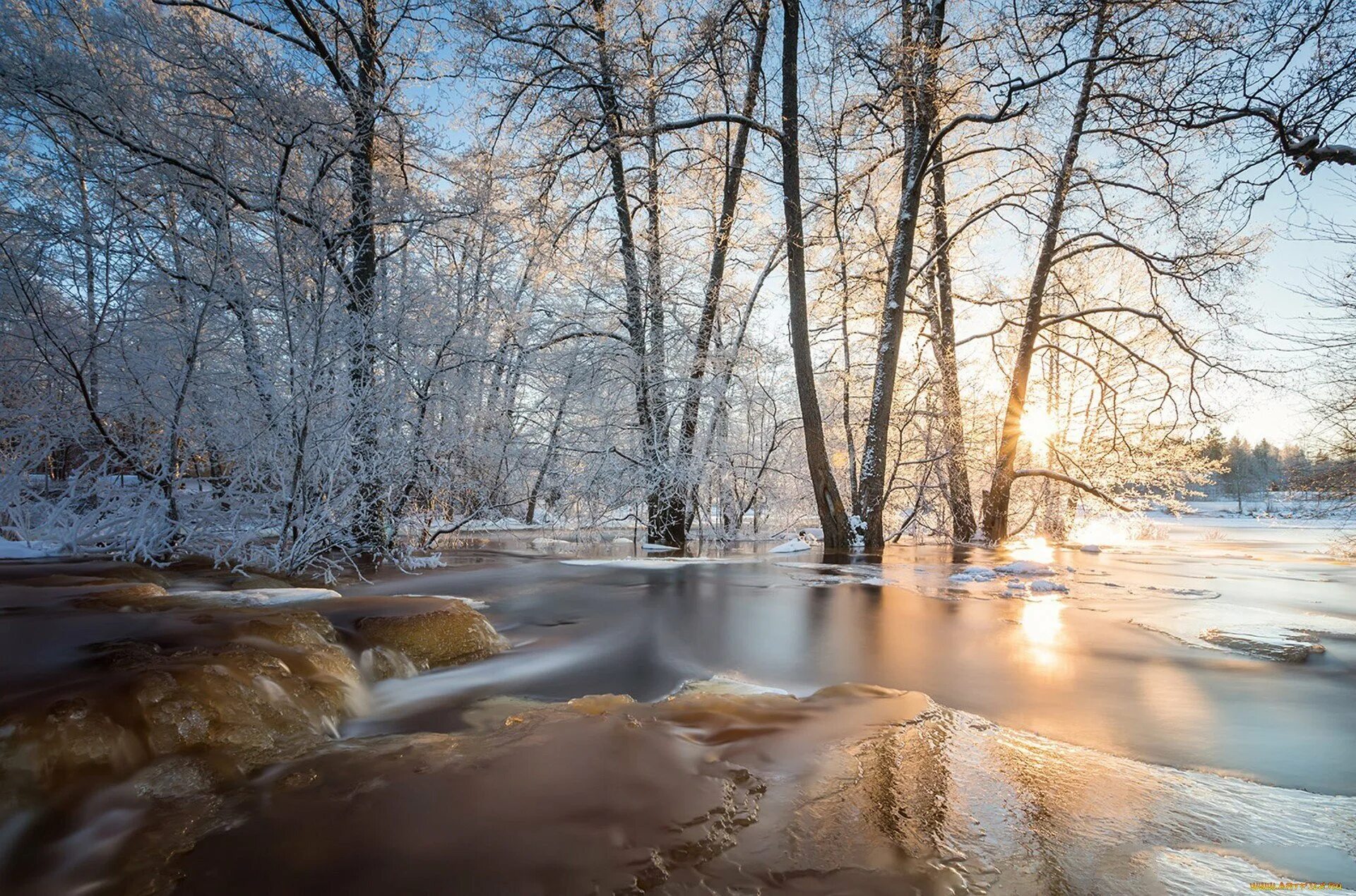 Весенняя природа. Весенний пейзаж. Тает снег и солнце ярко