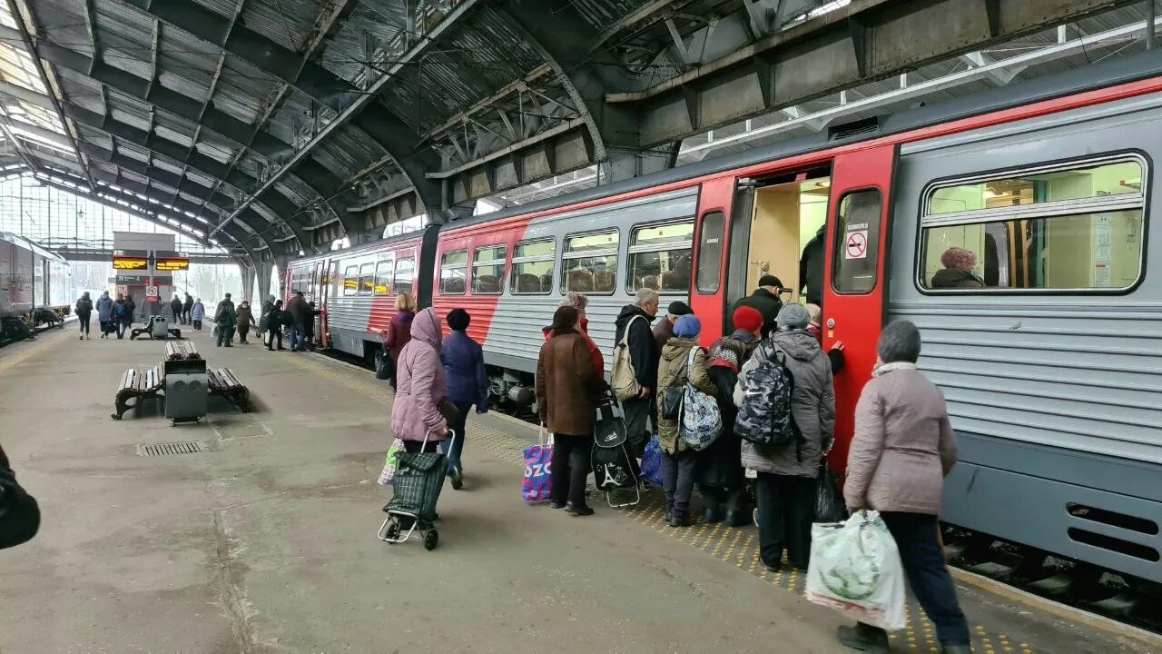 Электричка калининград гусев. Пригородные поезда в США. Пригородные поезда фото. Электричка Калининград Чернышевское. Красноярская железная дорога.