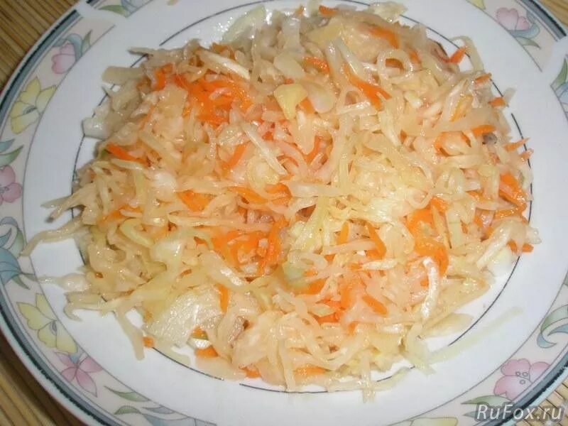 Квашеная капуста с луком. Соленая капуста с луком. Квашеная капуста с луком и маслом. Лук капуста морковь - квашеной. Квашеная капуста калории на 100