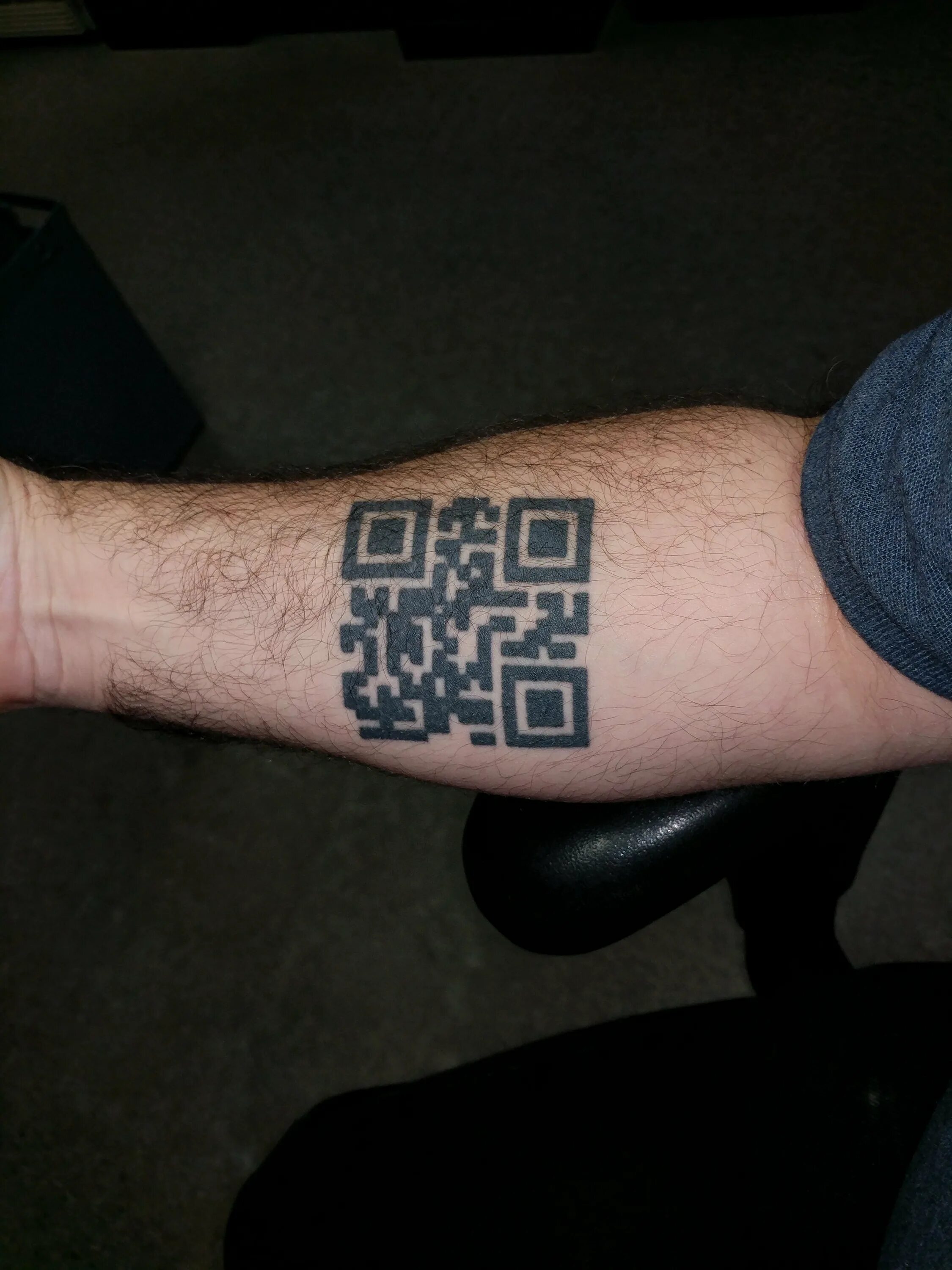 Татуировка код. Qr тату. тату знак качества. наколка qr код. qr код на руке.