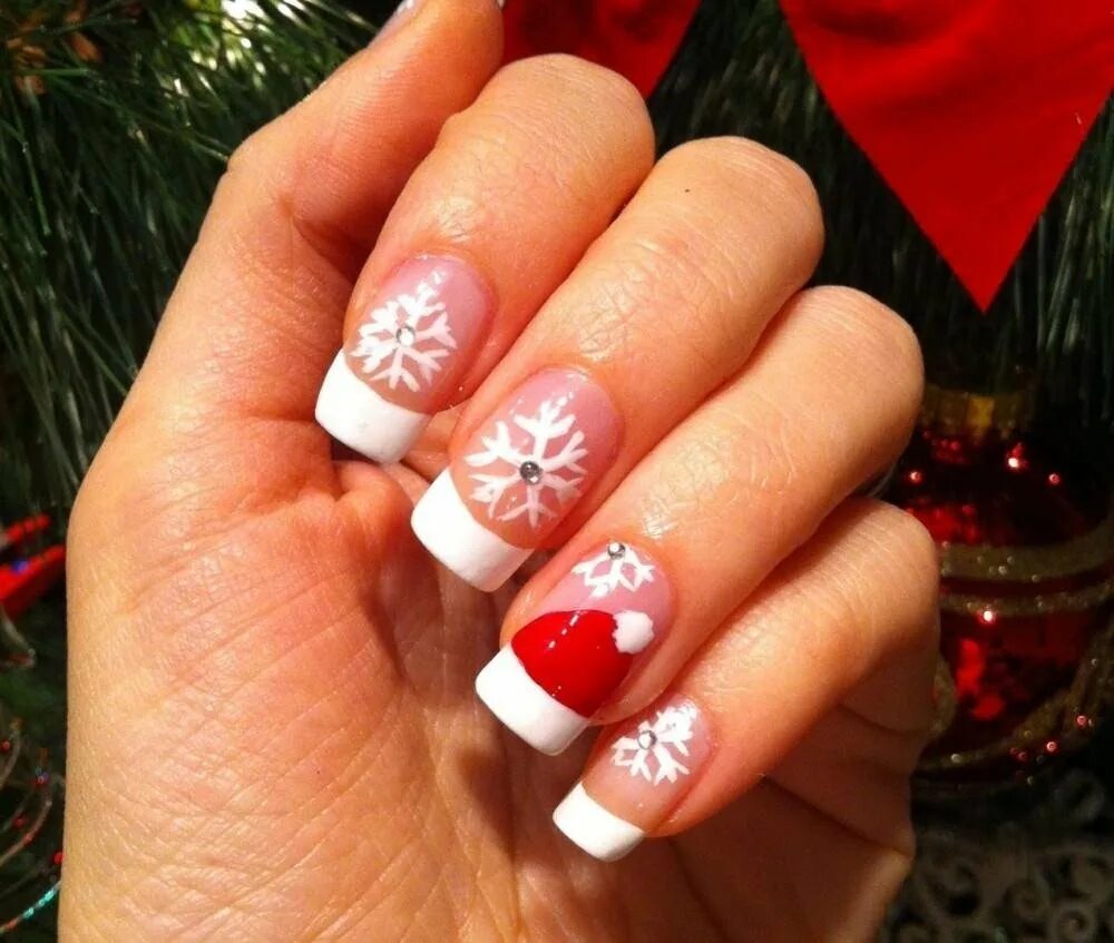 новогодний маникюр с шапочкой. шапка деда мороза на ногтях. дед мороз на ногтях. новогодние ногти молодежные. маникюр шапка деда мороза.